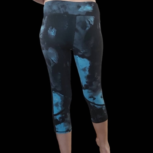 ALO Yoga whisper Capri legging - Picture 3 of 15